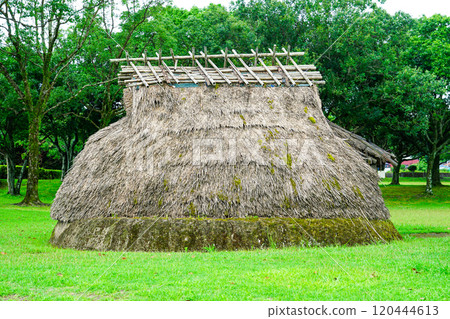 The Hashimuregawa Site (Ibusuki City, Kagoshima Prefecture) was the first to clarify the relationship between the Jomon and Yayoi periods. 120444613