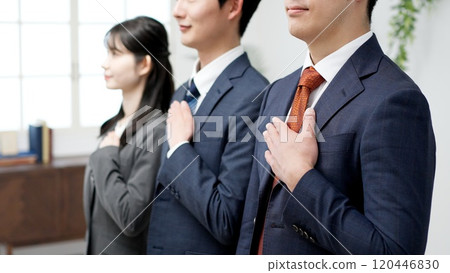 商務人士把手放在胸前 120446830