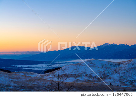 [Winter material] The Southern Alps dyed in the morning glow as seen from Kirigamine in winter [Nagano Prefecture] 120447005