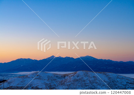 [Winter material] The Southern Alps dyed in the morning glow as seen from Kirigamine in winter [Nagano Prefecture] 120447008