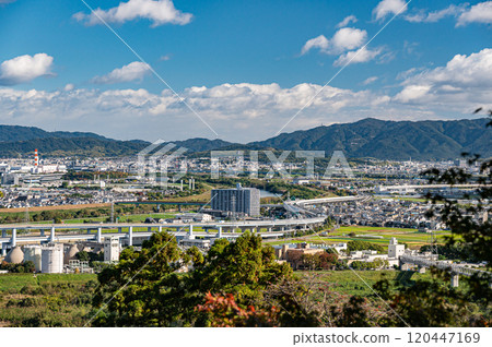 從京都府八幡市男山展望台眺望的景色 從京都府八幡市男山展望台眺望的景色 120447169