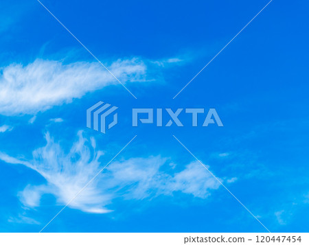 A refreshing autumn scene: a dynamic view of blue skies and clouds 120447454