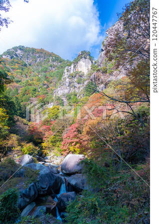 [紅葉素材]昇仙峽的象徵－覺園坊的紅葉【山梨縣】 120447767