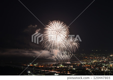 Fireworks that light up the summer night sky <Yaizu Marine Fireworks> 120447803