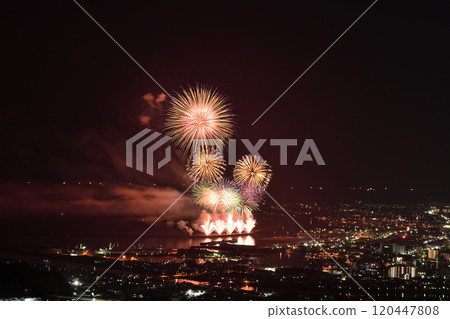 Fireworks that light up the summer night sky <Yaizu Marine Fireworks> 120447808