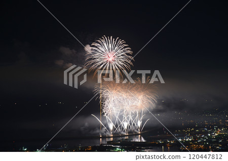 染紅夏日夜空的煙火<燒津海上煙火> 120447812