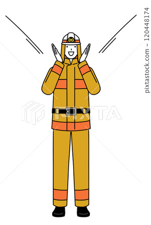 一名身穿消防服的消防員用手摀住嘴，向民眾呼喊。 120448174