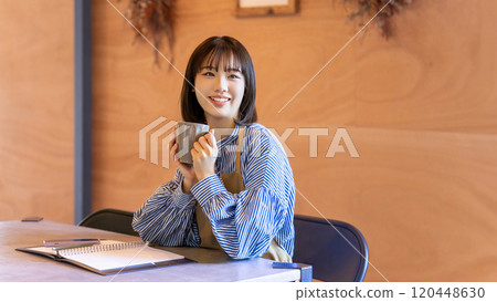 年輕女餐廳員工休息 年輕女餐廳員工休息 120448630