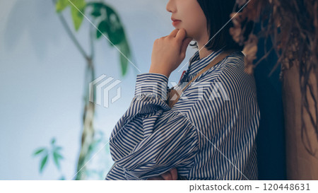 考慮某事的一位年輕女性咖啡館店員 考慮某事的一位年輕女性咖啡館店員 120448631