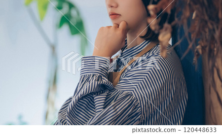 考慮某事的一位年輕女性咖啡館店員 120448633