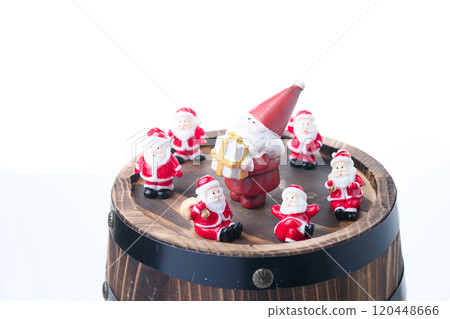 橡木桶上的七個聖誕老人（聖誕圖像） 120448666