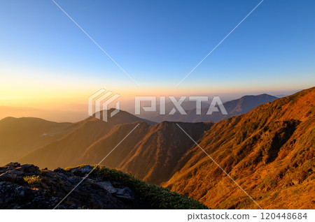 (Gunma Prefecture) The mountain range of Mt. Tanigawa dyed in the morning glow, seen from Nishikuro Ridge (Gunma Prefecture) The mountain range of Mt. Tanigawa dyed in the morning glow, seen from Nishikuro Ridge 120448684