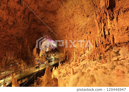 [沖繩縣] 陽光明媚的日子，沖繩世界文化王國玉泉洞的美麗山峰 120448947