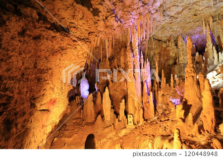 [沖繩縣] 陽光明媚的日子，沖繩世界文化王國玉泉洞的銀柱 120448948