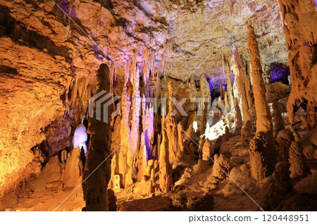 [沖繩縣] 陽光燦爛的日子，沖繩世界文化王國的玉泉洞窟之王 120448951
