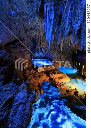 [Okinawa Prefecture] The blue spring of Gyokusendo Cave in Okinawa World Cultural Kingdom on a clear day 120448967