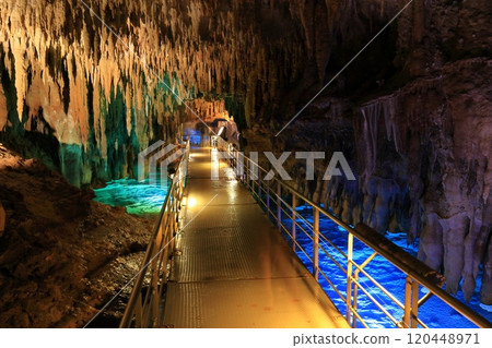 【沖繩縣】陽光燦爛的日子，沖繩世界文化王國的玉泉洞 120448971