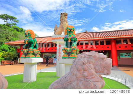 [Okinawa Prefecture] The gateway to the Okinawa World Cultural Kingdom on a clear day 120448978