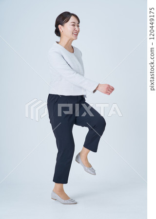 Walking business woman 120449175