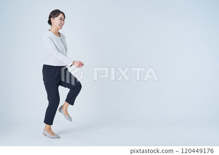 Walking business woman 120449176