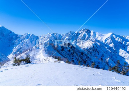 [Snowy mountain material] Landscape seen from Mt. Kotomi in winter [Nagano Prefecture] 120449492