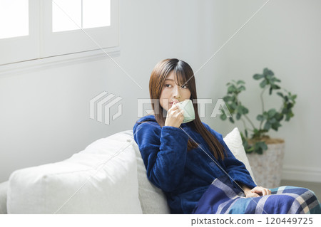 年輕女子在房間裡放鬆 120449725