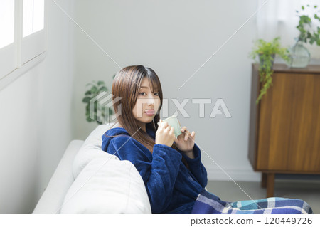 年輕女子在房間裡放鬆 120449726