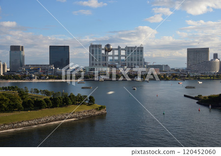 Odaiba Seaside Park, seen from the Rainbow Bridge Promenade 120452060