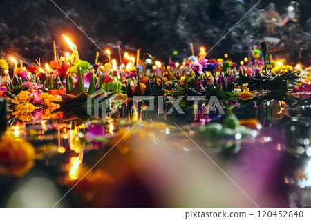 Loi Krathong festival 120452840