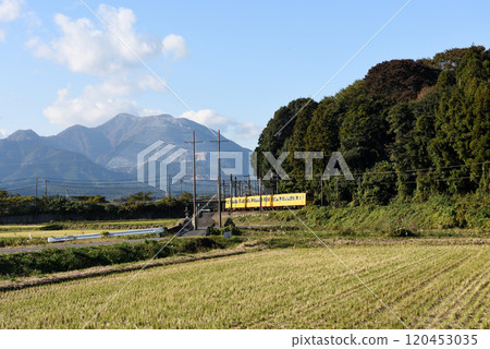 桑義鐵路梅甘娜橋上行駛的列車 120453035