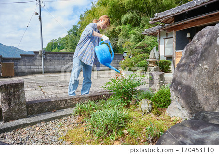 照顧花園、澆水、古老民宅、鄉村的婦女 120453110
