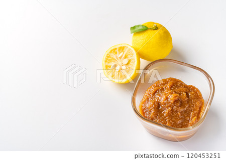 白色背景上的柚子味噌 120453251