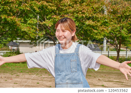 幼兒園老師在公園、鄉村玩耍 120453562