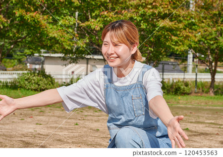 幼兒園老師在公園、鄉村玩耍 120453563