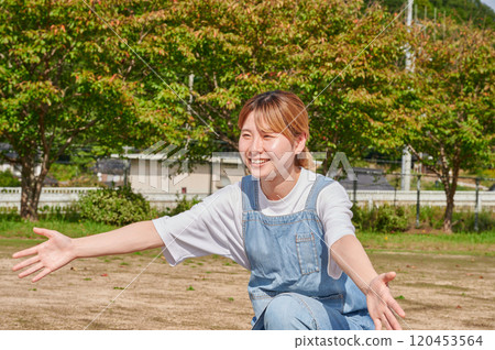 幼兒園老師在公園、鄉村玩耍 120453564