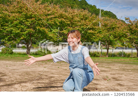 幼兒園老師在公園、鄉村玩耍 120453566