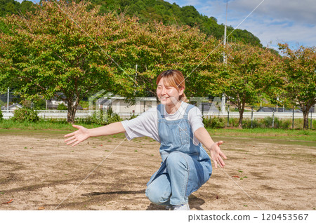 幼兒園老師在公園、鄉村玩耍 120453567