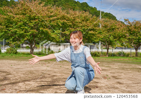幼兒園老師在公園、鄉村玩耍 120453568