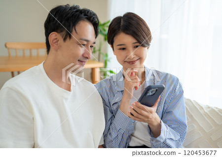 看智能手機的男人和婦女 120453677