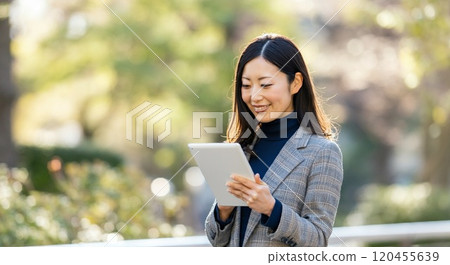 使用平板電腦的女人 120455639