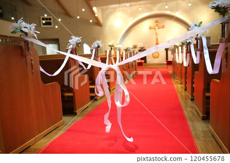 A church aisle with ribbons tied around it before the wedding 120455678