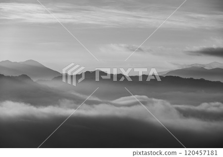 A sea of clouds bathed in the morning sun [Hirotsu, Ikeda-cho, Kitaazumi-gun] 120457181