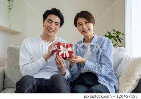 微笑的男人和女人拿著禮物 120457553