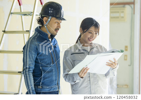 在建築工地工作的年輕女子 在建築工地工作的年輕女子 120458032