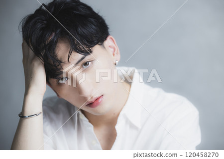 穿白襯衫的男人 120458270