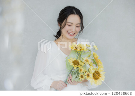 拿著向日葵花束的婦女 120458668