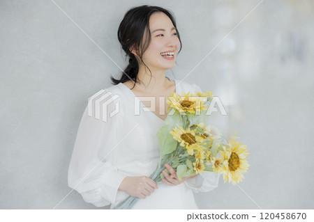 拿著向日葵花束的婦女 120458670
