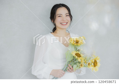 拿著向日葵花束的婦女 120458671
