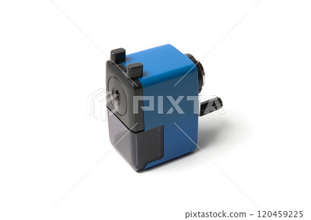 站在白色背景下的藍色削鉛筆機 站在白色背景下的藍色削鉛筆機 120459225