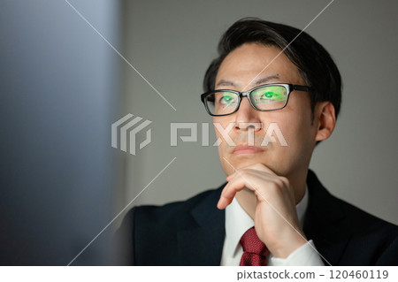 男人看著顯示器 男人看著顯示器 120460119